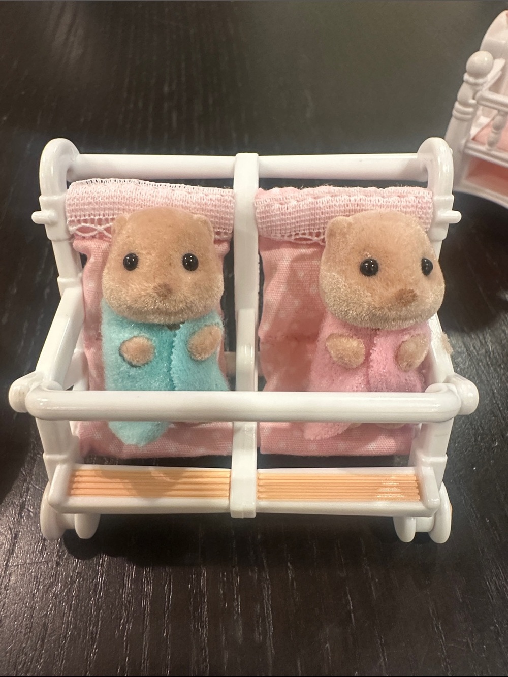 Calico Critters Otter Family with baby Accessories - Picture 4 of 5